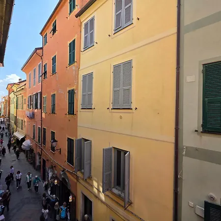 Lejlighed Old Town, Spacious Flat By The Sea And Wifi Loano