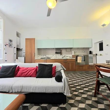 Old Town, Spacious Flat By The Sea And Wifi * Loano